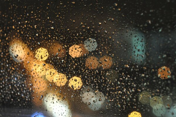 The rain outside the window splashes into the window