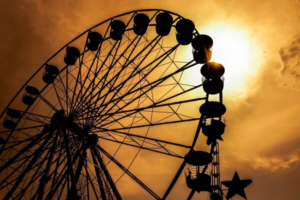 Grande roue sur fond de coucher de soleil