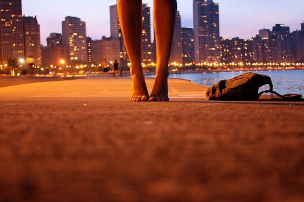 Pieds nus sur la plage du soir