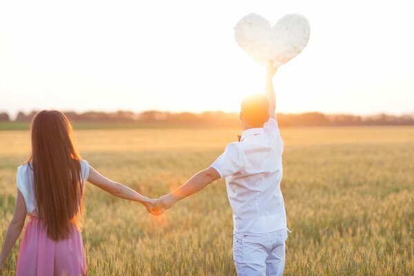 Un coeur dans le ciel pour un couple romantique