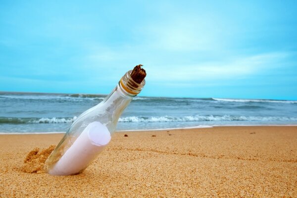 Eine Flasche mit einer Notiz, die auf ein Sandufer geworfen wurde