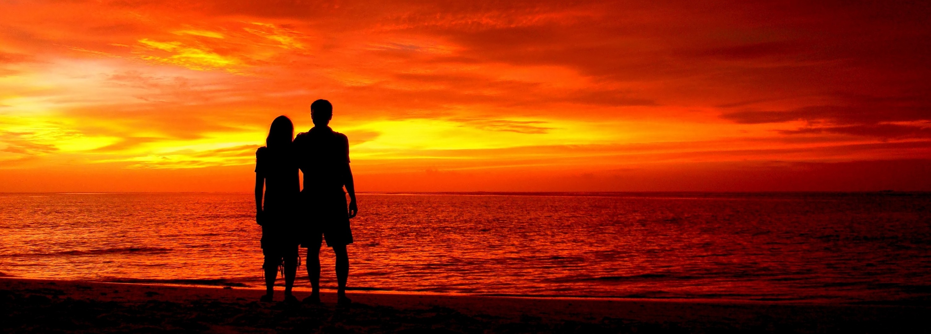 silhouette romantica amore paesaggio natura bellissimo cielo tramonto rosso paradiso maldive oceano indiano coppia