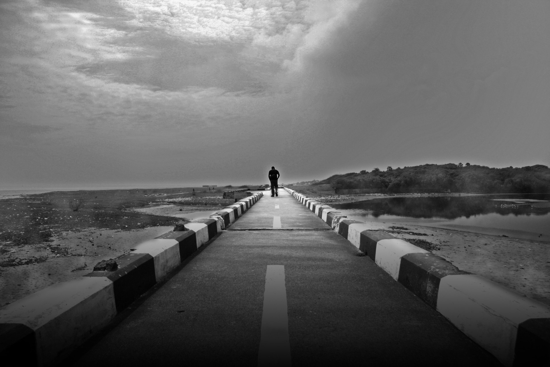 omino bianco e nero ponte passeggiata