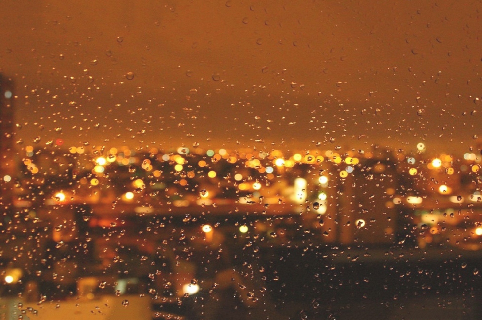 ventana cae lluvia misha ciudad de la noche