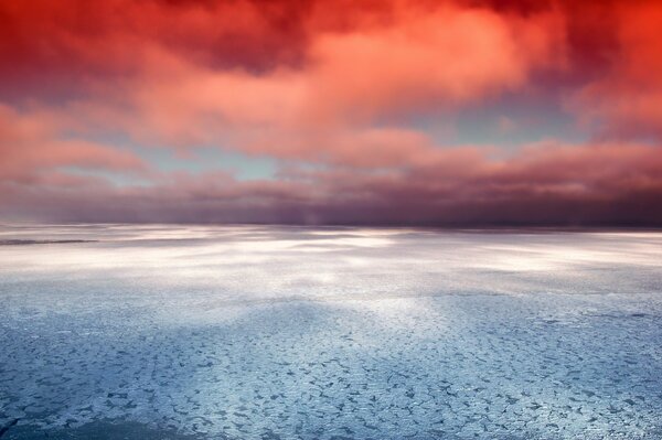 Glace sur la mer et le ciel rouge