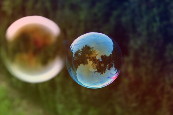 Burbujas de colores de jabón en la calle