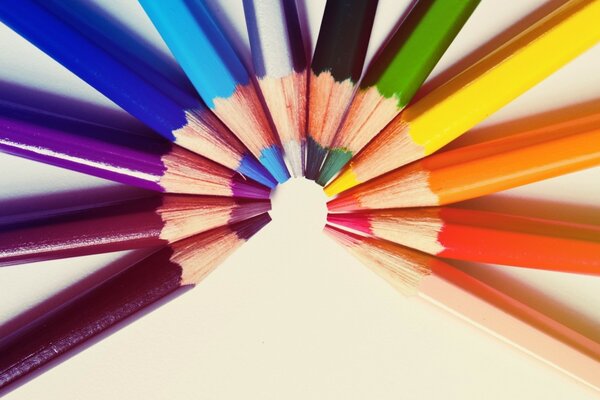 Crayons multicolores se trouvent sur les couleurs de l arc-en-ciel