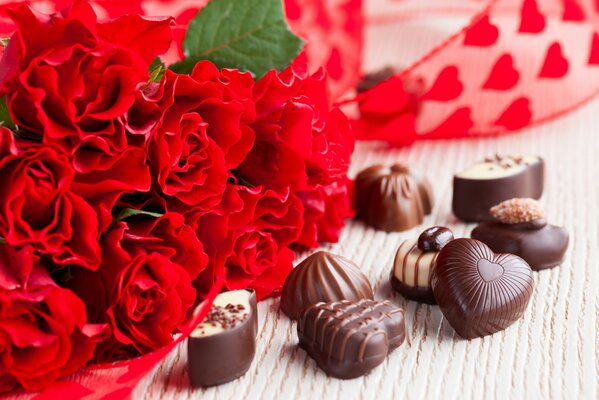 Cioccolatini con un mazzo di rose rosse