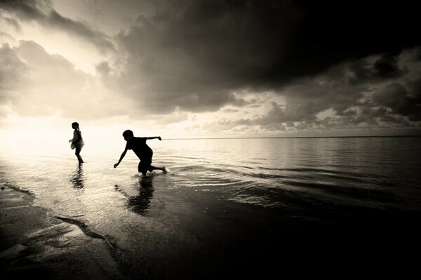 Retro zdjęcie dzieci biegających po płytkiej wodzie