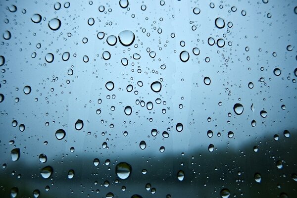 Gotas de lluvia sobre vidrio mojado