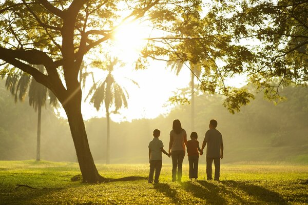 Familia con niños de vacaciones en el bosque