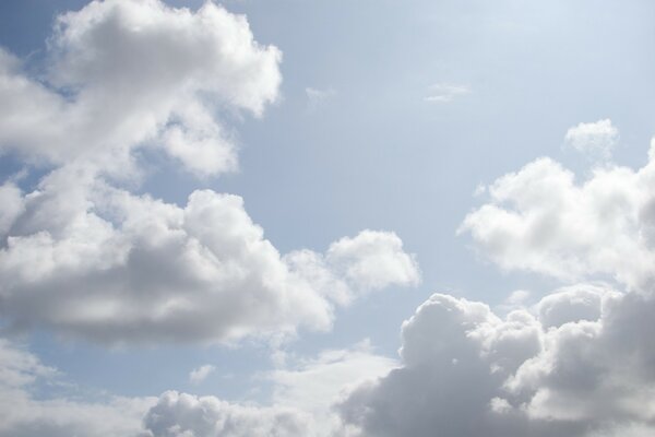 Der Himmel in den Wolken ist am Nachmittag schön