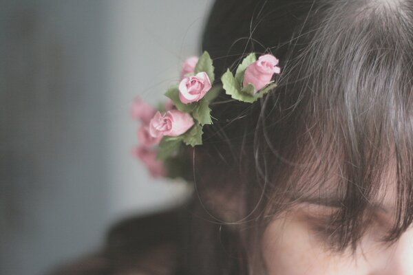 Mädchen mit rosa Blüten im Haar