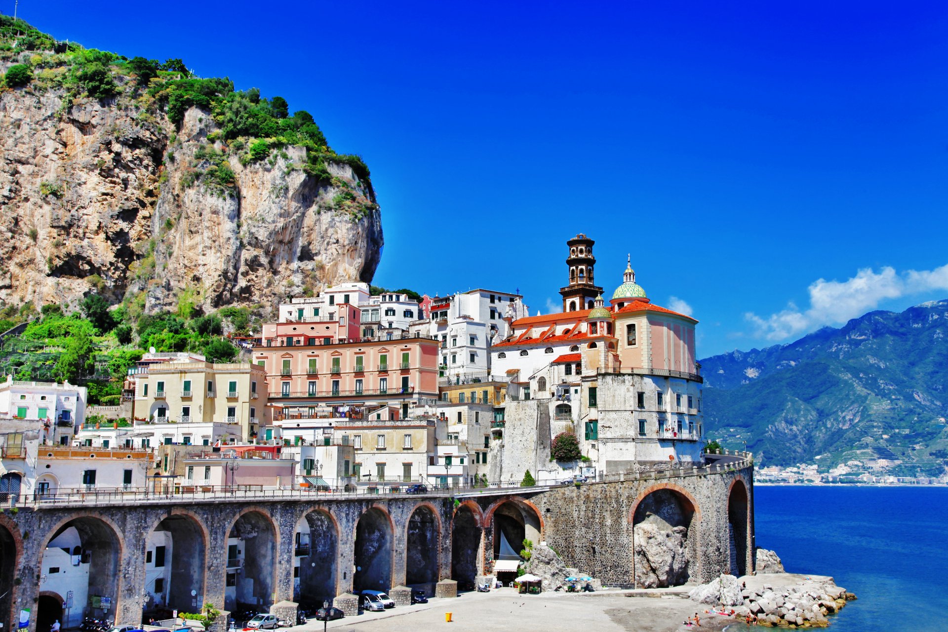 positano province de salerne amalfi italie salerne mer côte côte bâtiments église dômes maisons roches montagnes nature paysage