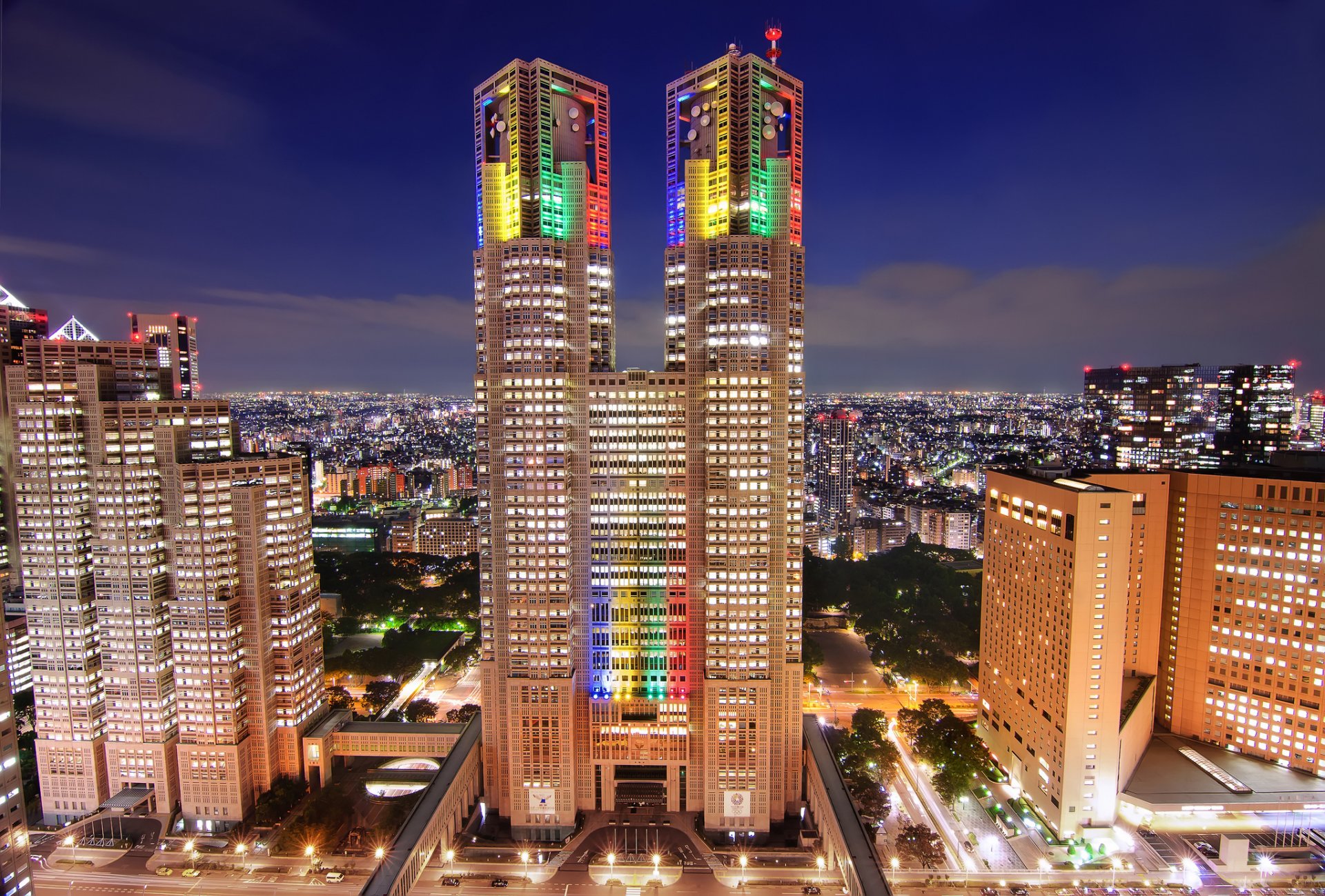 giappone tokyo capitale capitale metropoli luci illuminazione retroilluminazione case edifici grattacieli notte blu cielo nuvole