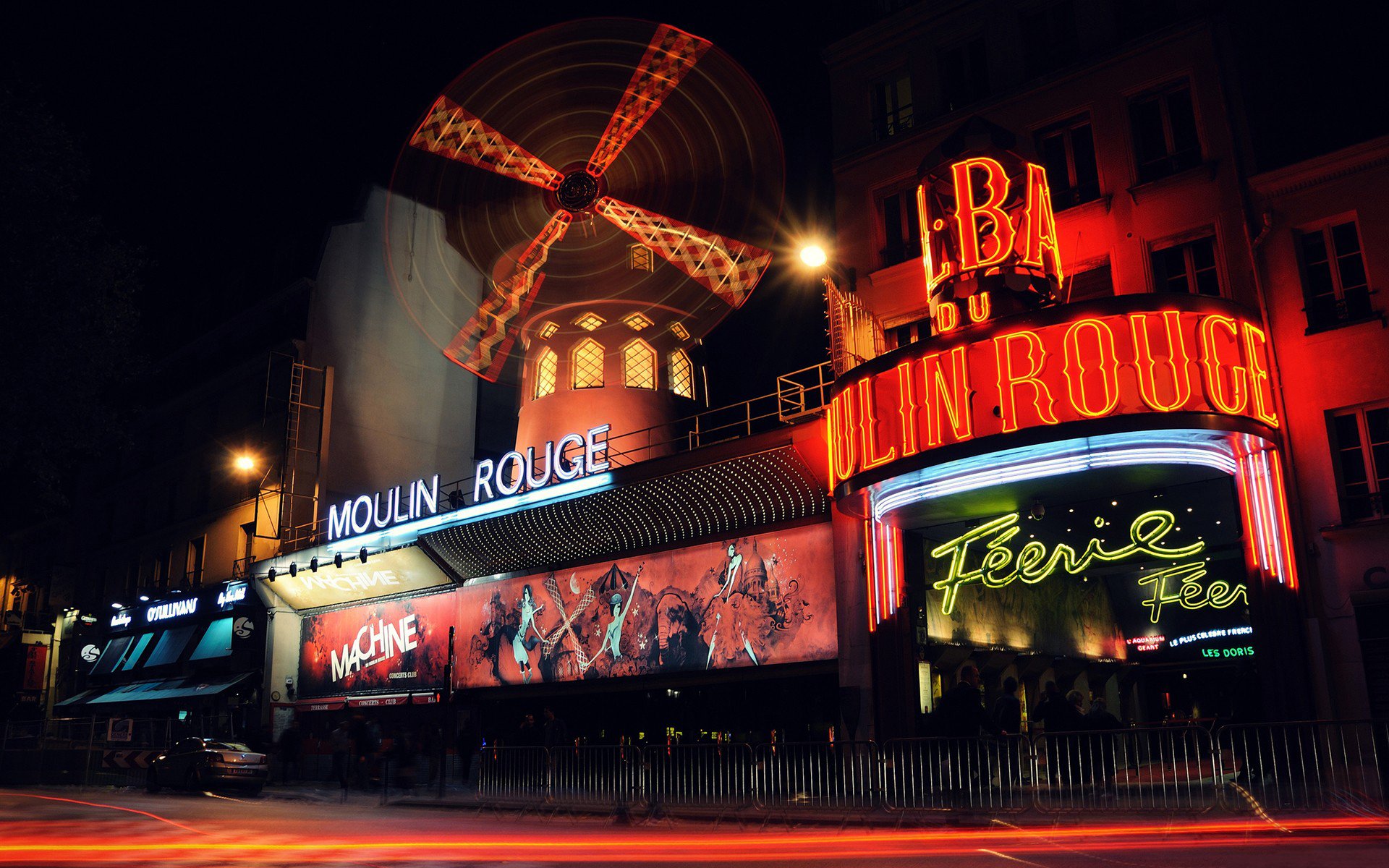 città parigi francia moulin rouge fr. letteralmente mulino rosso famoso classico cabaret a parigi costruito 1889 uno dei punti di riferimento della capitale francese incendiario cabaret