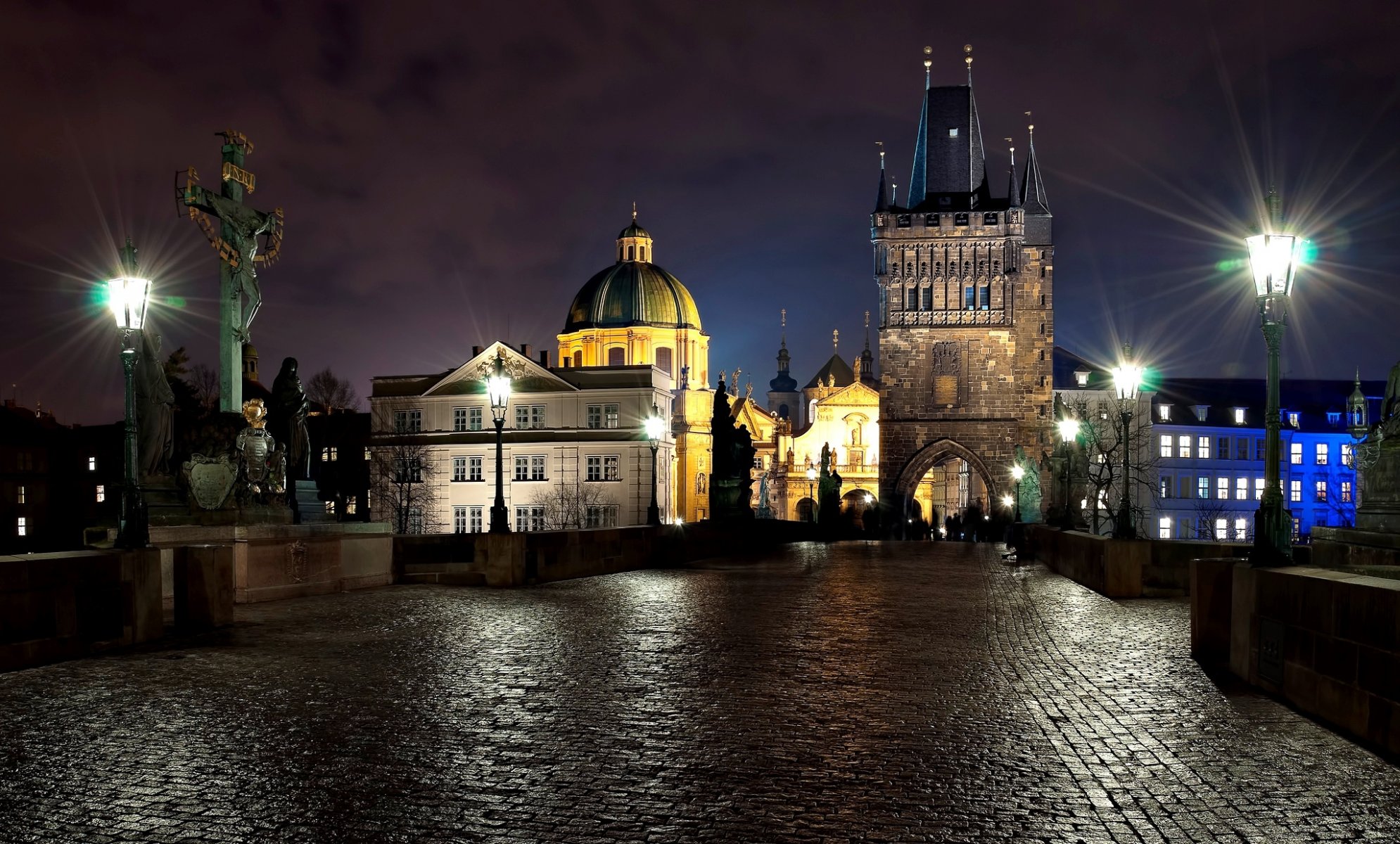 praga ceco repubblica ceca città ponte carlo pietra sculture lanterne luce persone sera notte