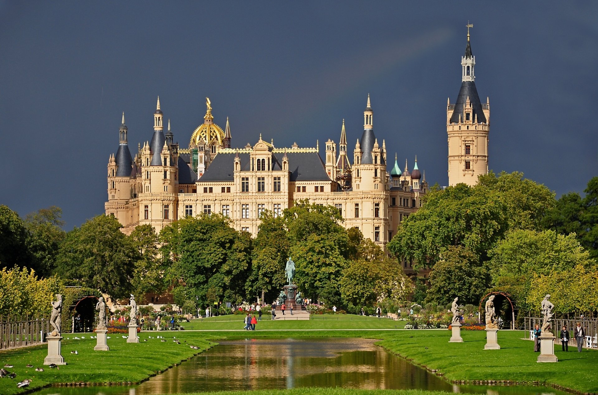 castello di schwerin germania castello di schwerin parco stagno sculture