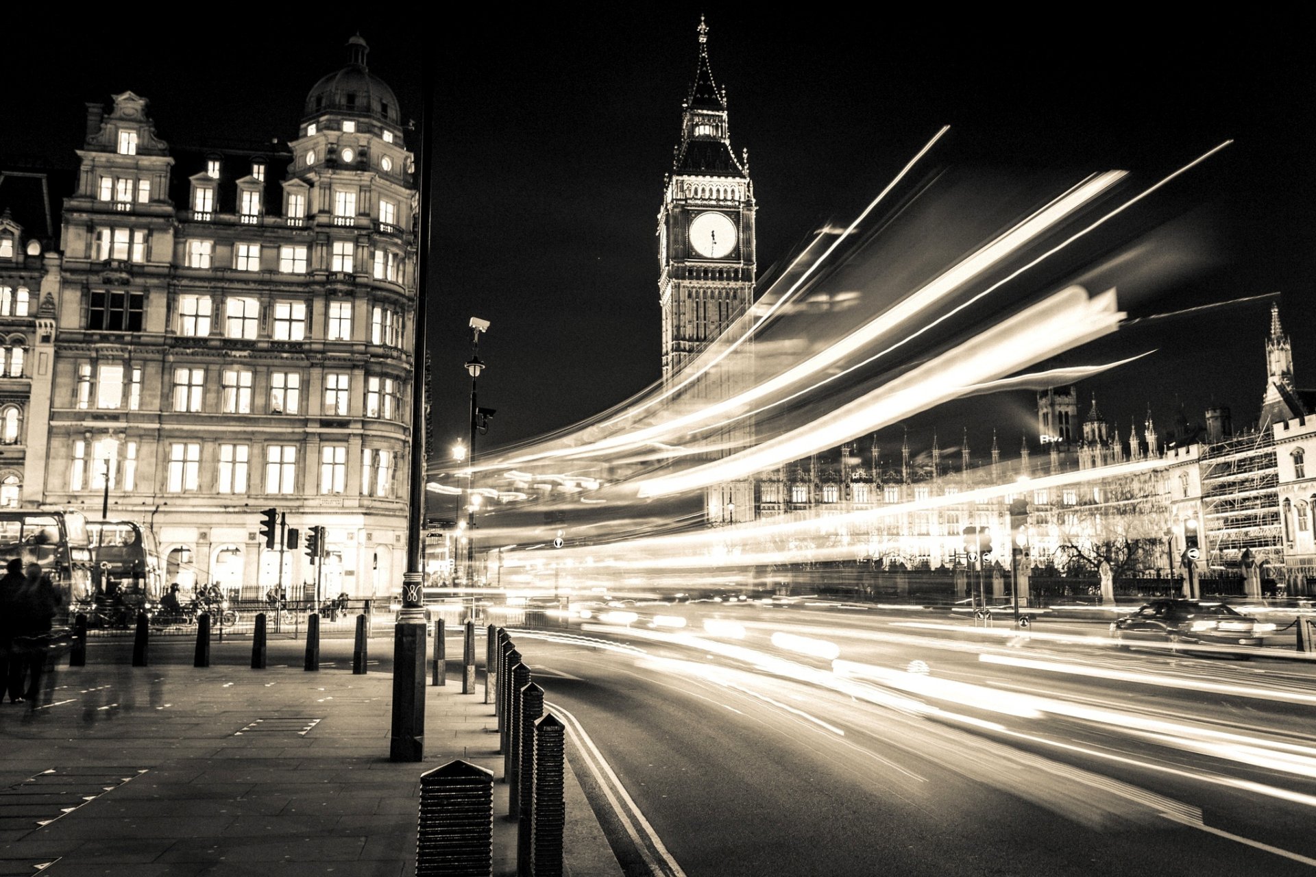 big ben londyn anglia wielka brytania big ben budynki architektura miasto noc ulica droga ekspozycja oświetlenie światło ludzie maszyny czarno-białe