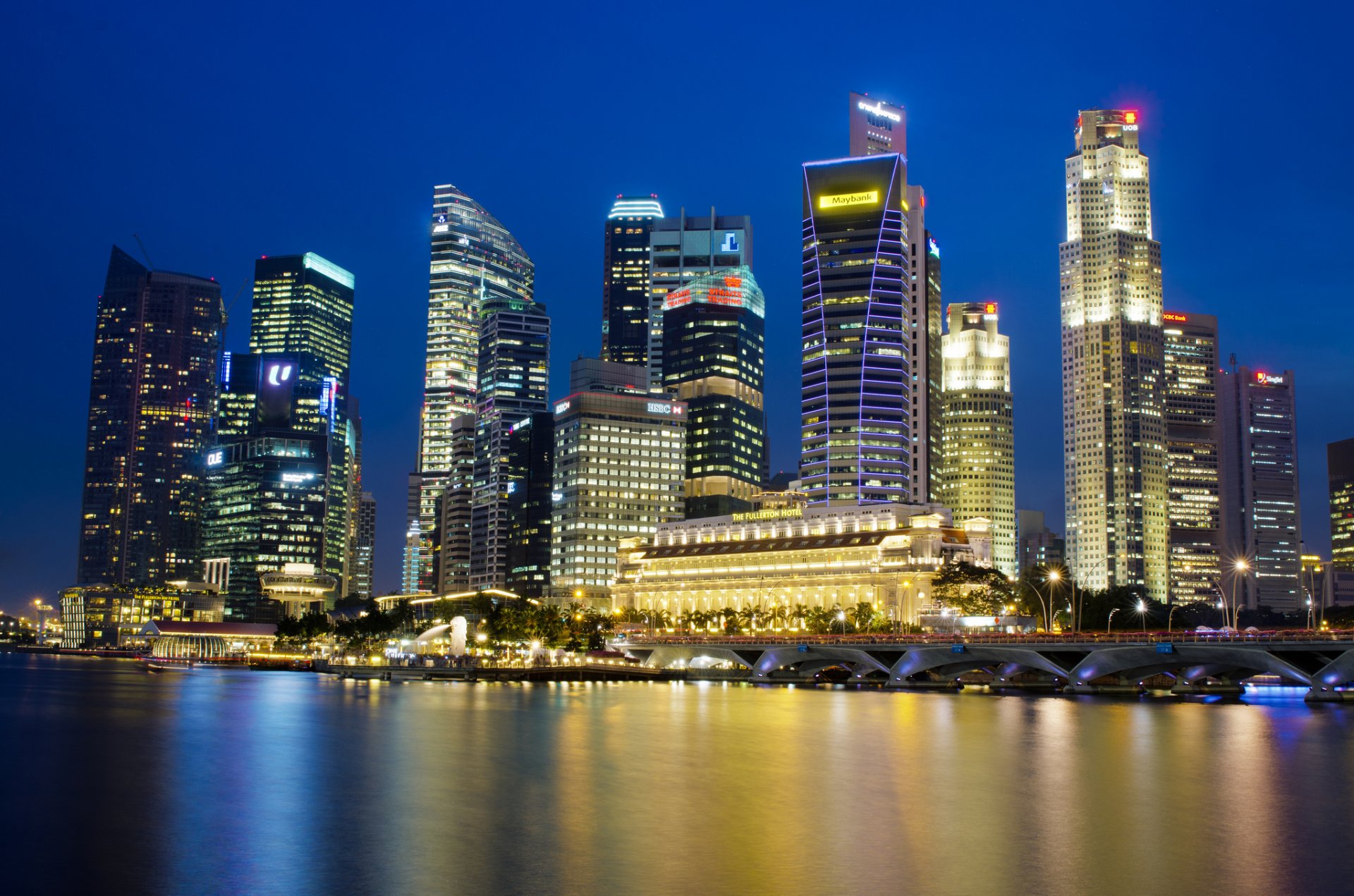 singapore città-stato metropoli grattacieli notte luci retroilluminazione blu cielo baia riflessione