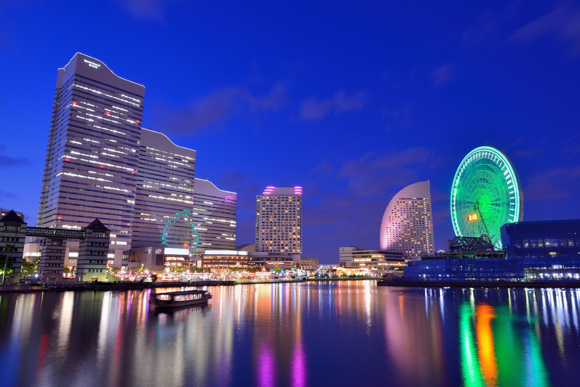 japon yokohama yokohama métropole bâtiments maisons grande roue nuit bleu ciel lumières rétro-éclairage baie réflexion