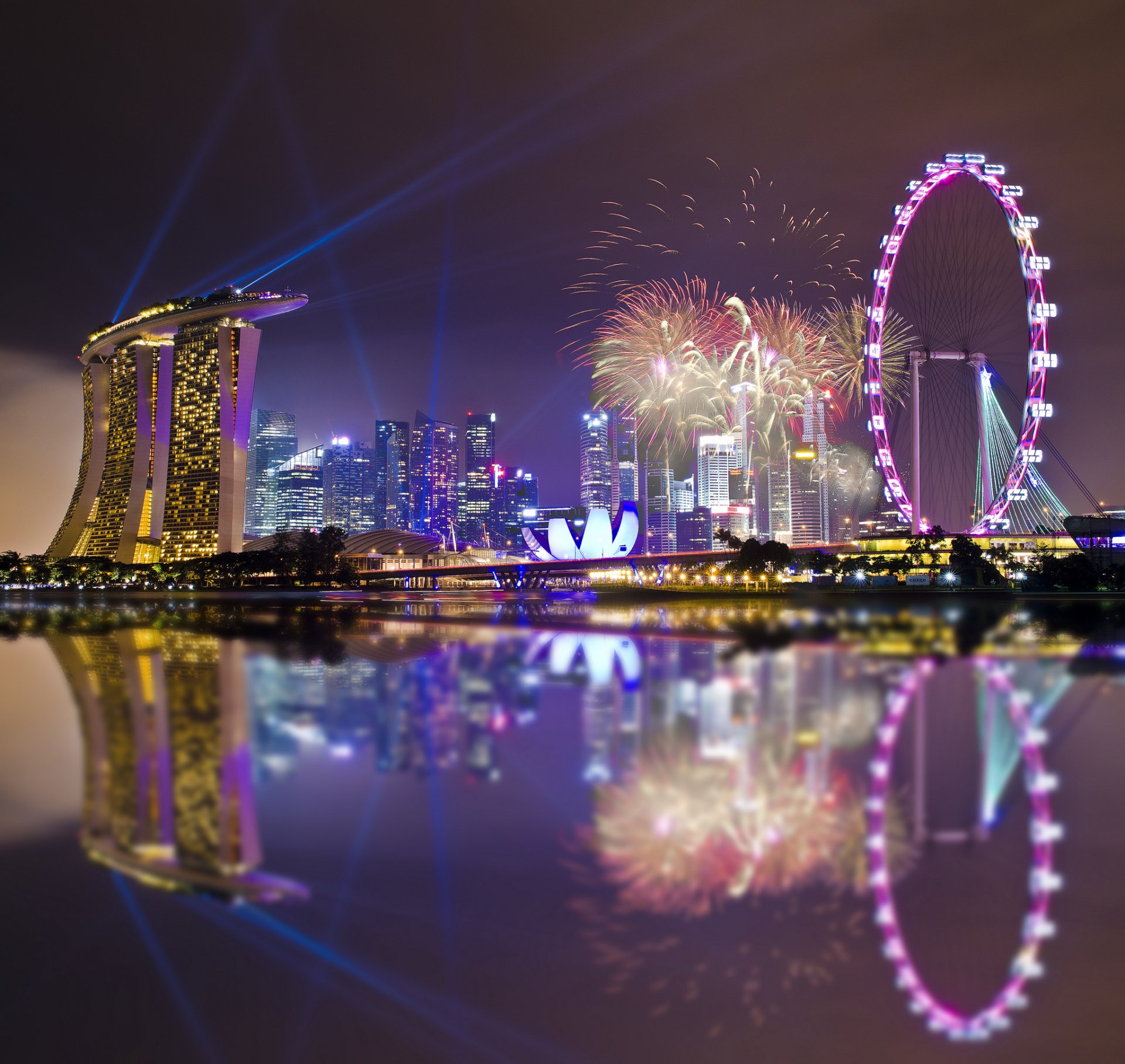 singapour jardins de la baie nuit architecture gratte-ciel lanternes ciel réflexion loisirs feux d artifice ville-état métropole lumières rétro-éclairage baie vacances