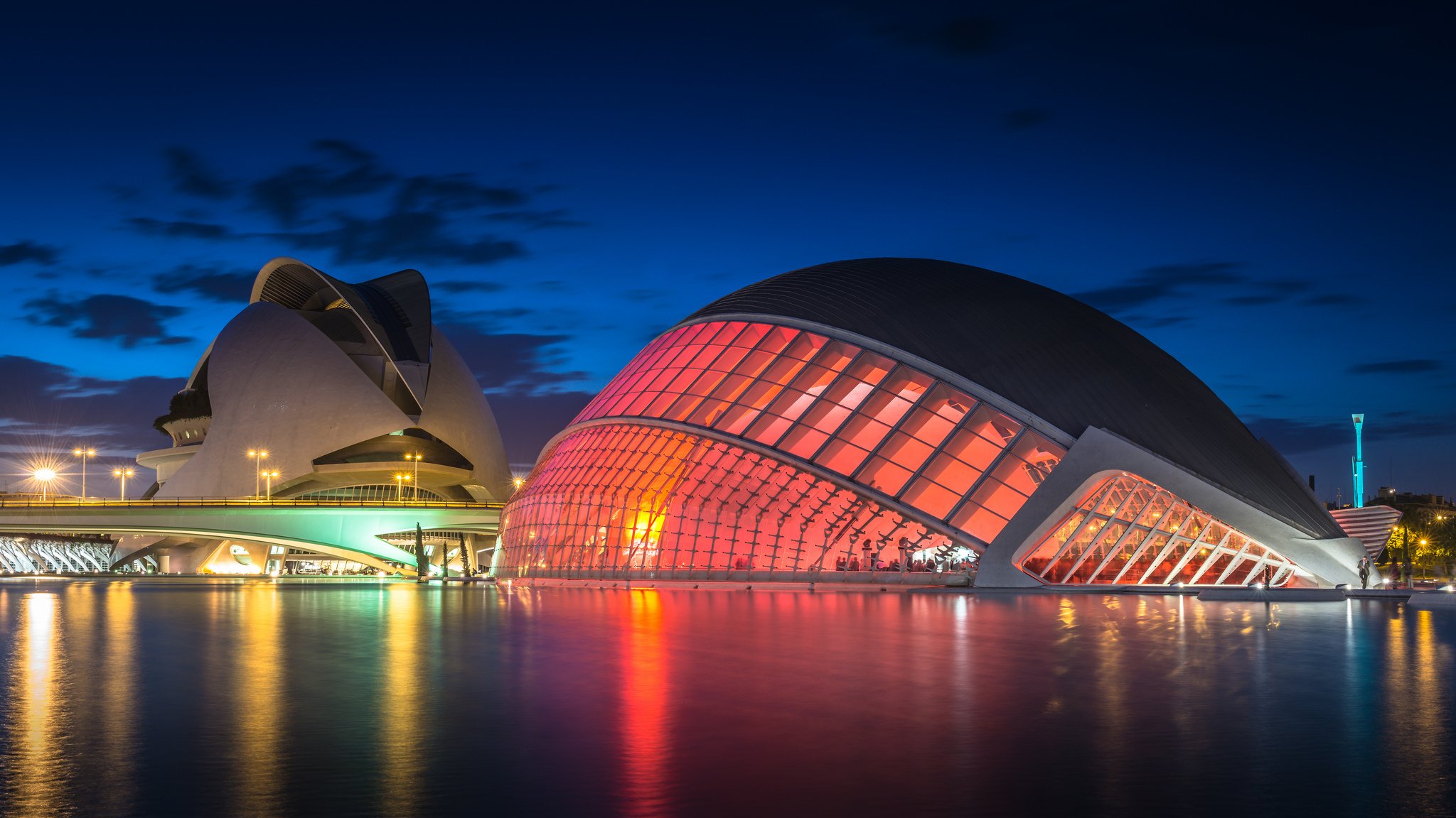 espagne valence cité des arts et des sciences complexe architectural lumières éclairage lanternes pont rivière nuit bleu ciel nuages réflexion