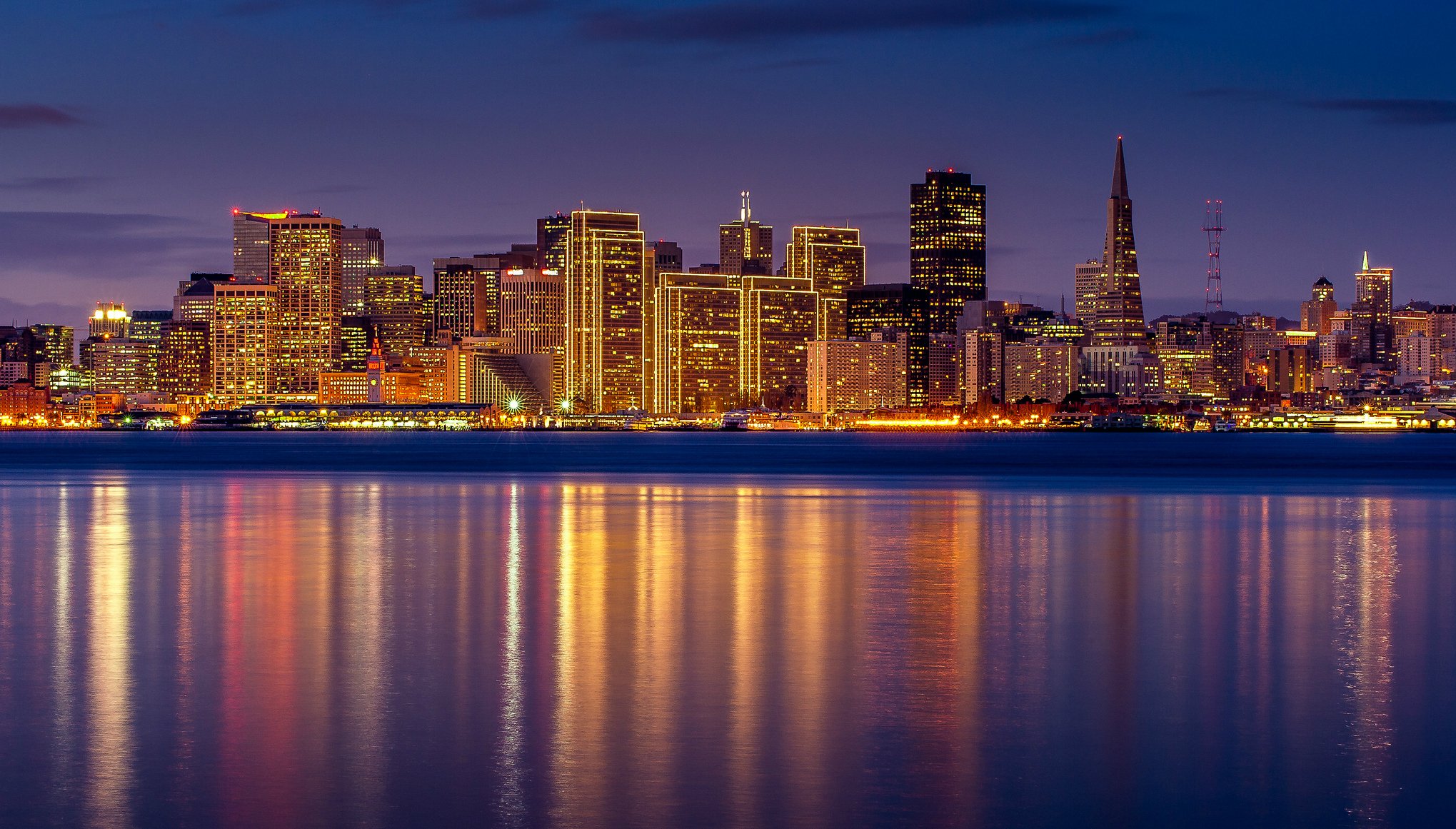 san francisco california estados unidos bahía reflexión noche ciudad luces iluminación lila cielo rascacielos edificios casas