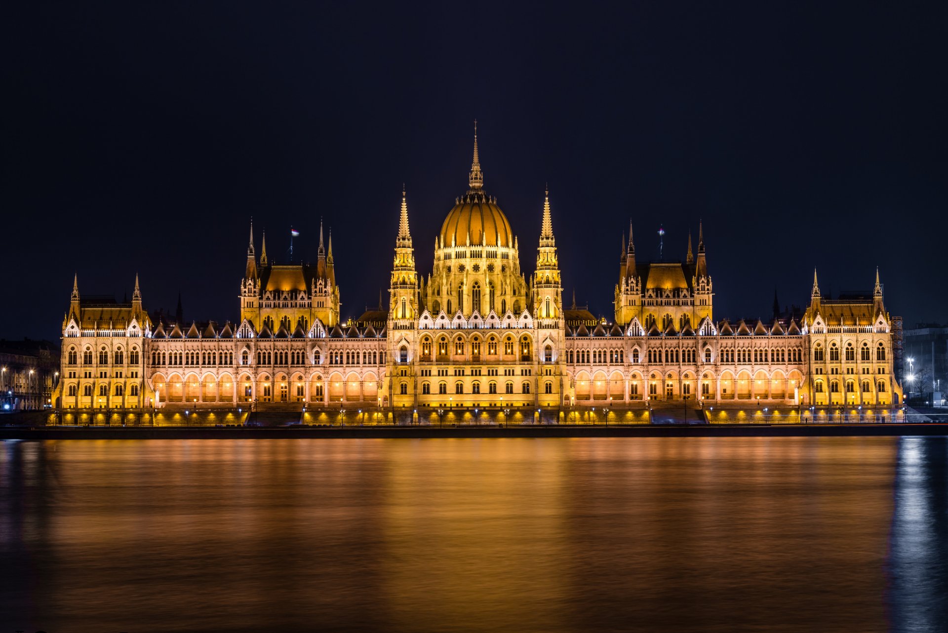 budapest hungría magyarország országház orsagaz parlamento edificio ciudad noche luces río danubio agua luz iluminación