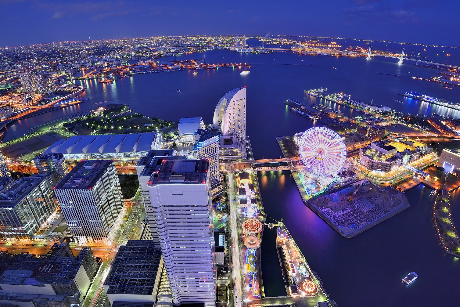 japan yokohama yokohama metropole gebäude häuser riesenrad bucht nacht blau himmel lichter hintergrundbeleuchtung ansicht höhe panorama