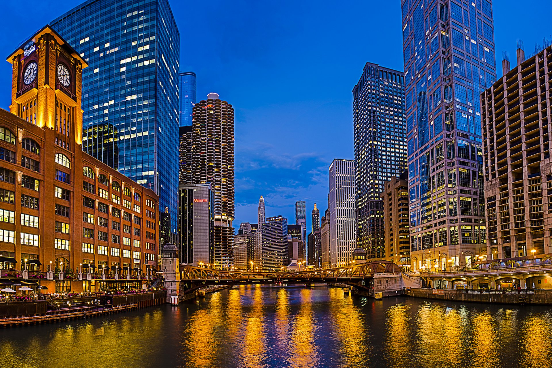 new eastside la salle street bridge chicago il usa città sera fiume ponte grattacieli edifici orologio case illuminazione