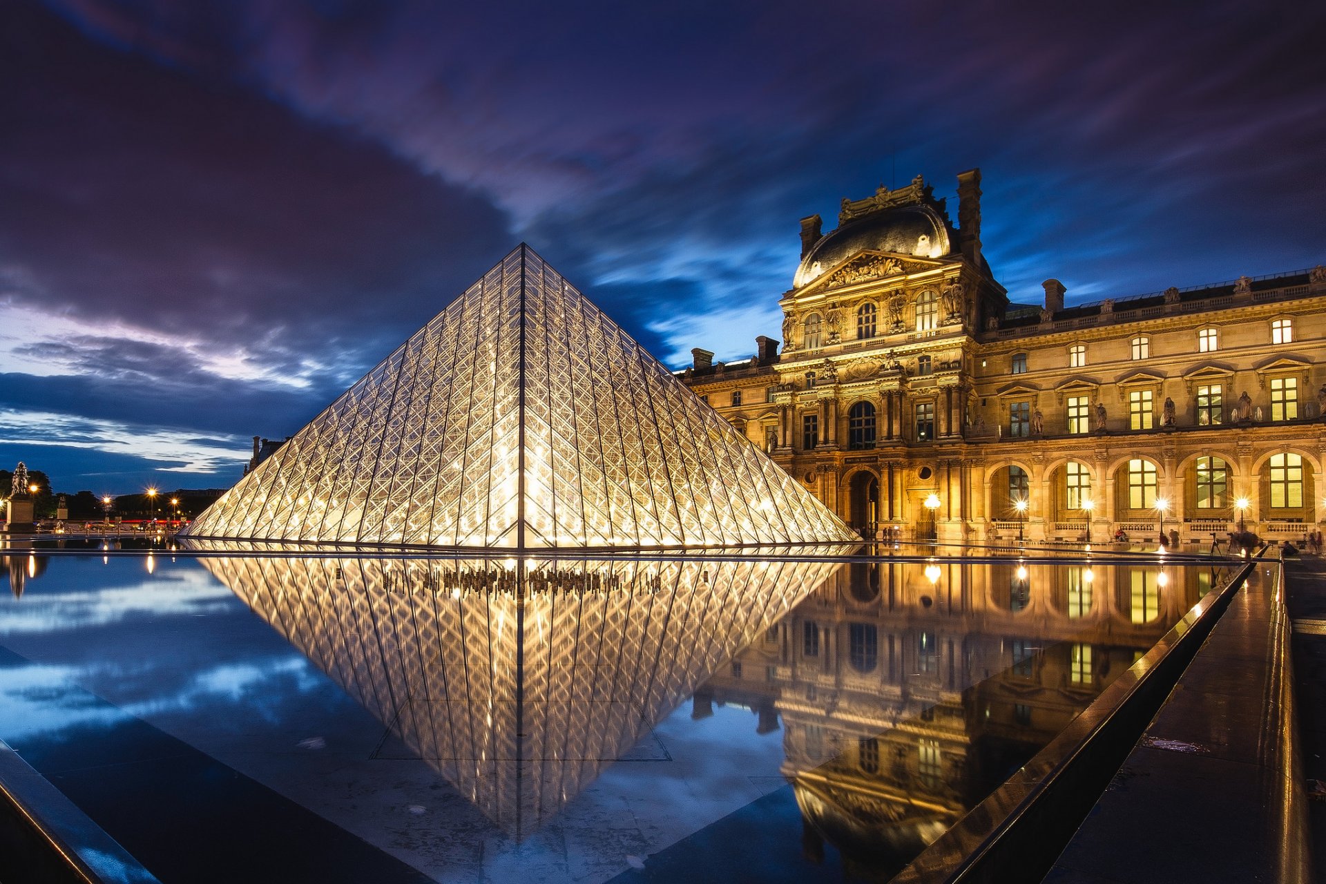 francia parís ciudad capital museo louvre arquitectura pirámide noche luces iluminación linternas iluminación azul lila cielo nubes nubes reflexión