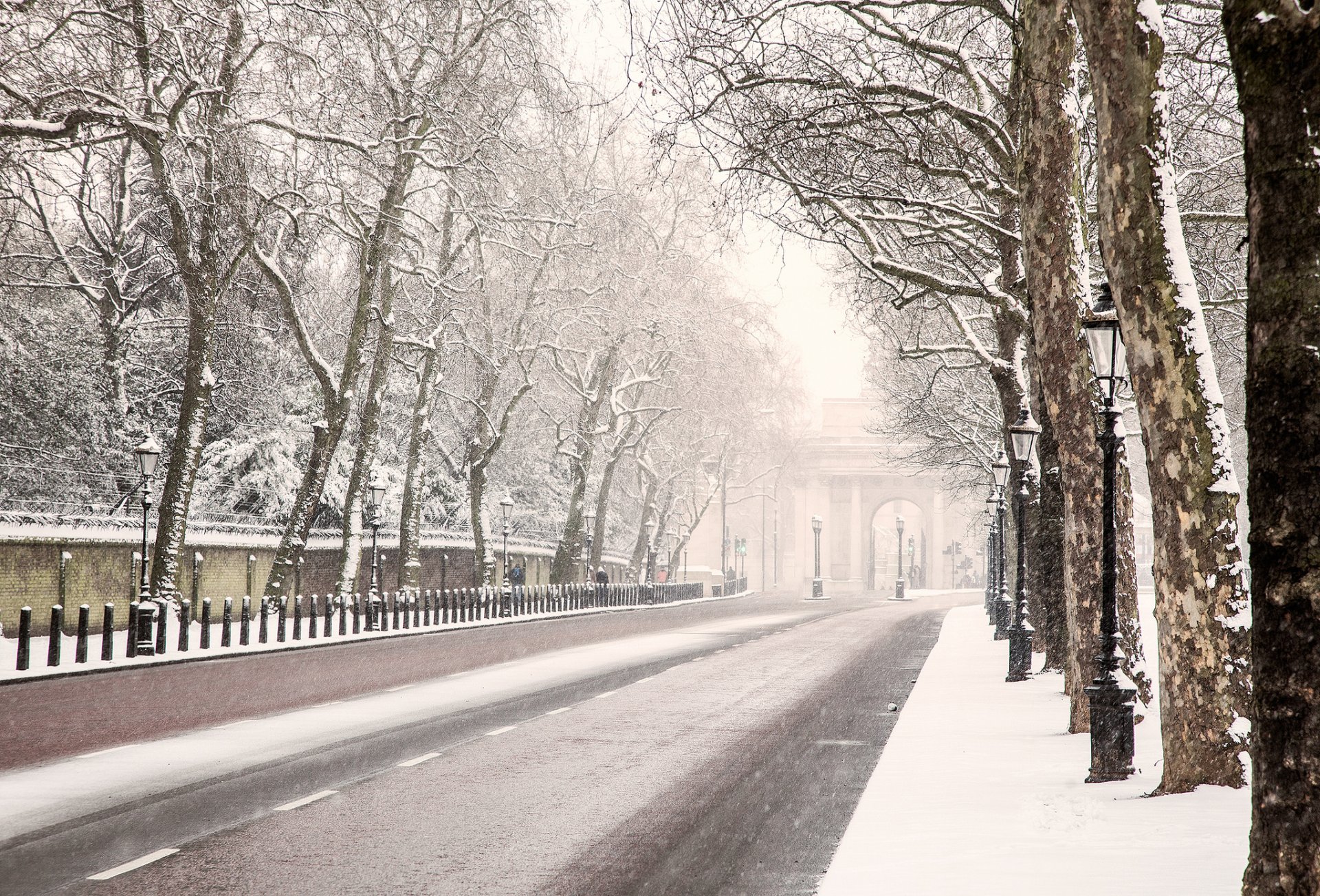 london england straße winter schnee bäume laternen