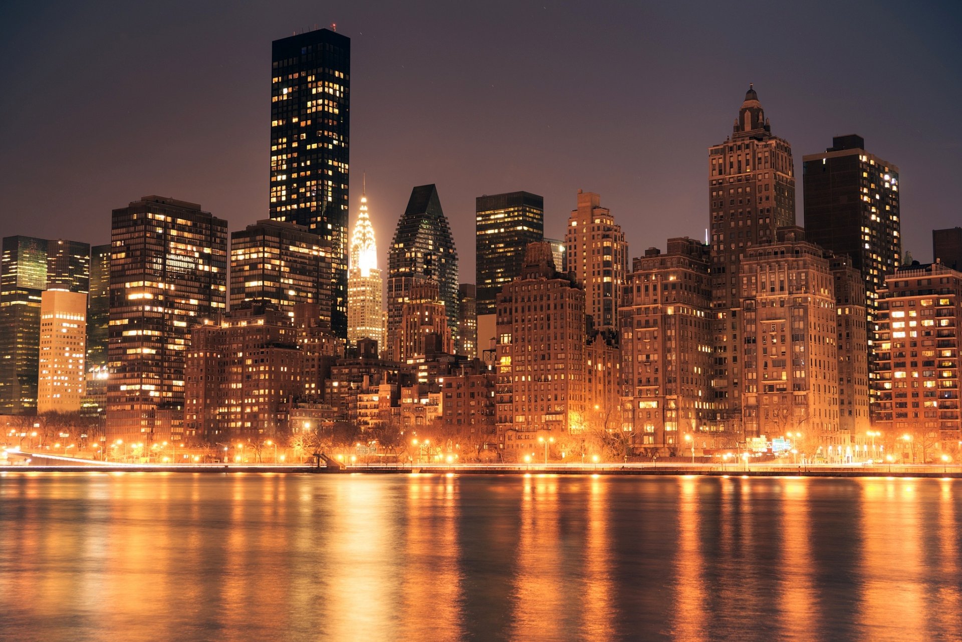 manhattan chrysler building new york usa stadt abend lichter wolkenkratzer gebäude hochhäuser wasser licht blendung reflexion