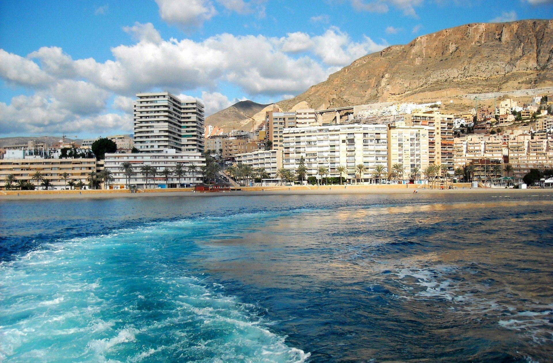 stadt land spanien andalusien roquetas de mar berge gebäude wasser meer wellen himmel wolken