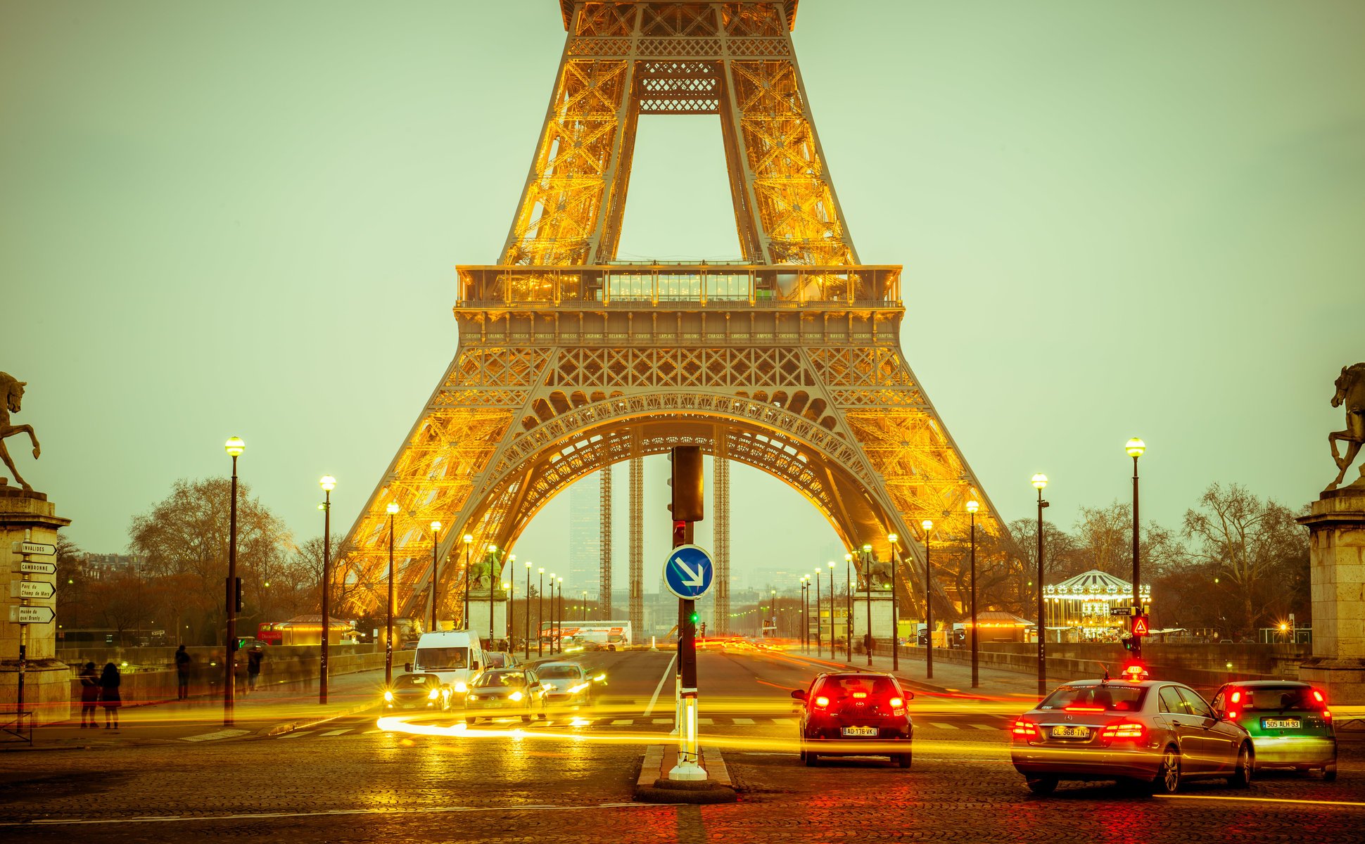 sera francia parigi torre eiffel campo di marte lanterne illuminazione jena bridge auto