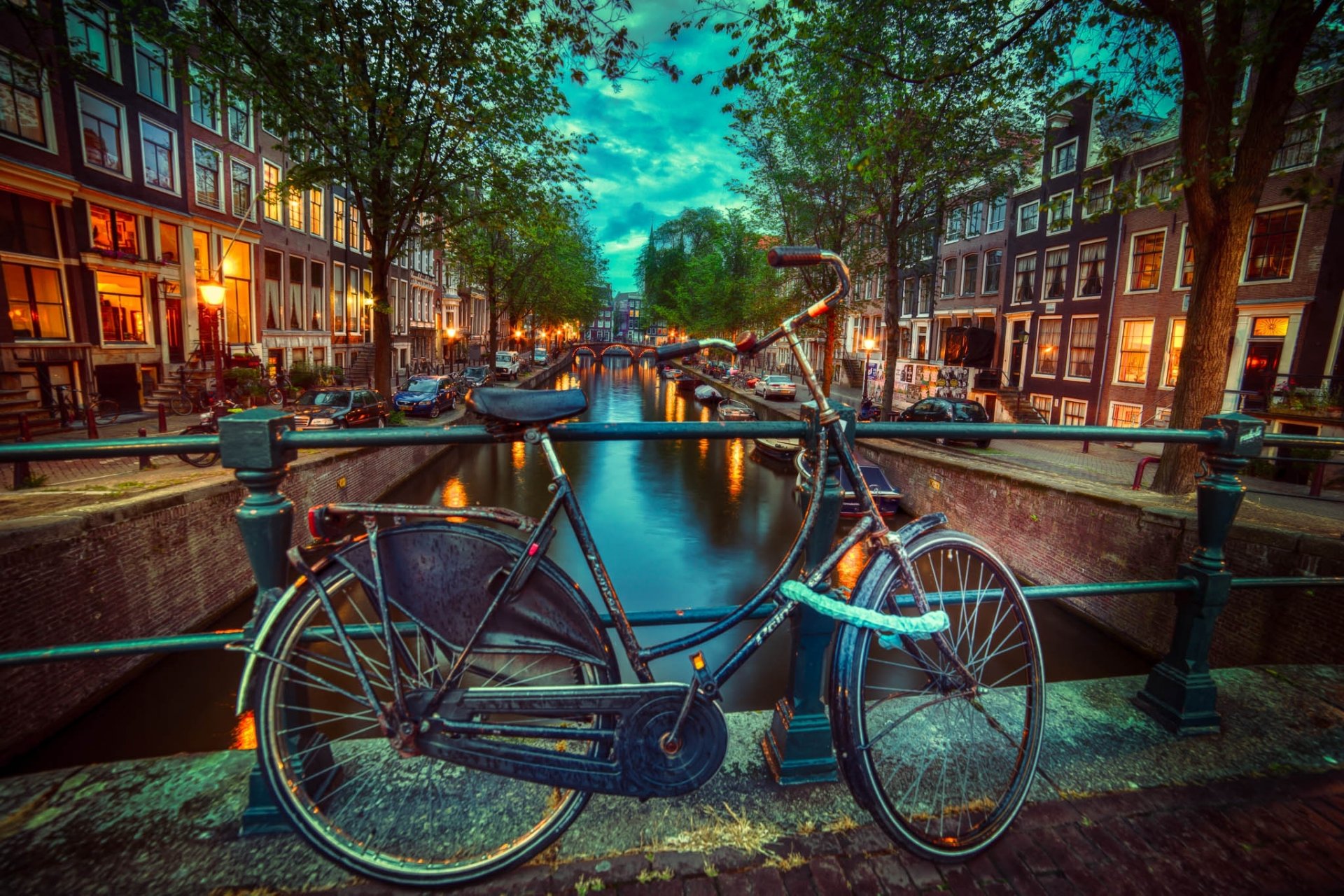 amsterdam città paesi bassi bicicletta sera ponte canale fiume barche luci lanterne case edifici luce