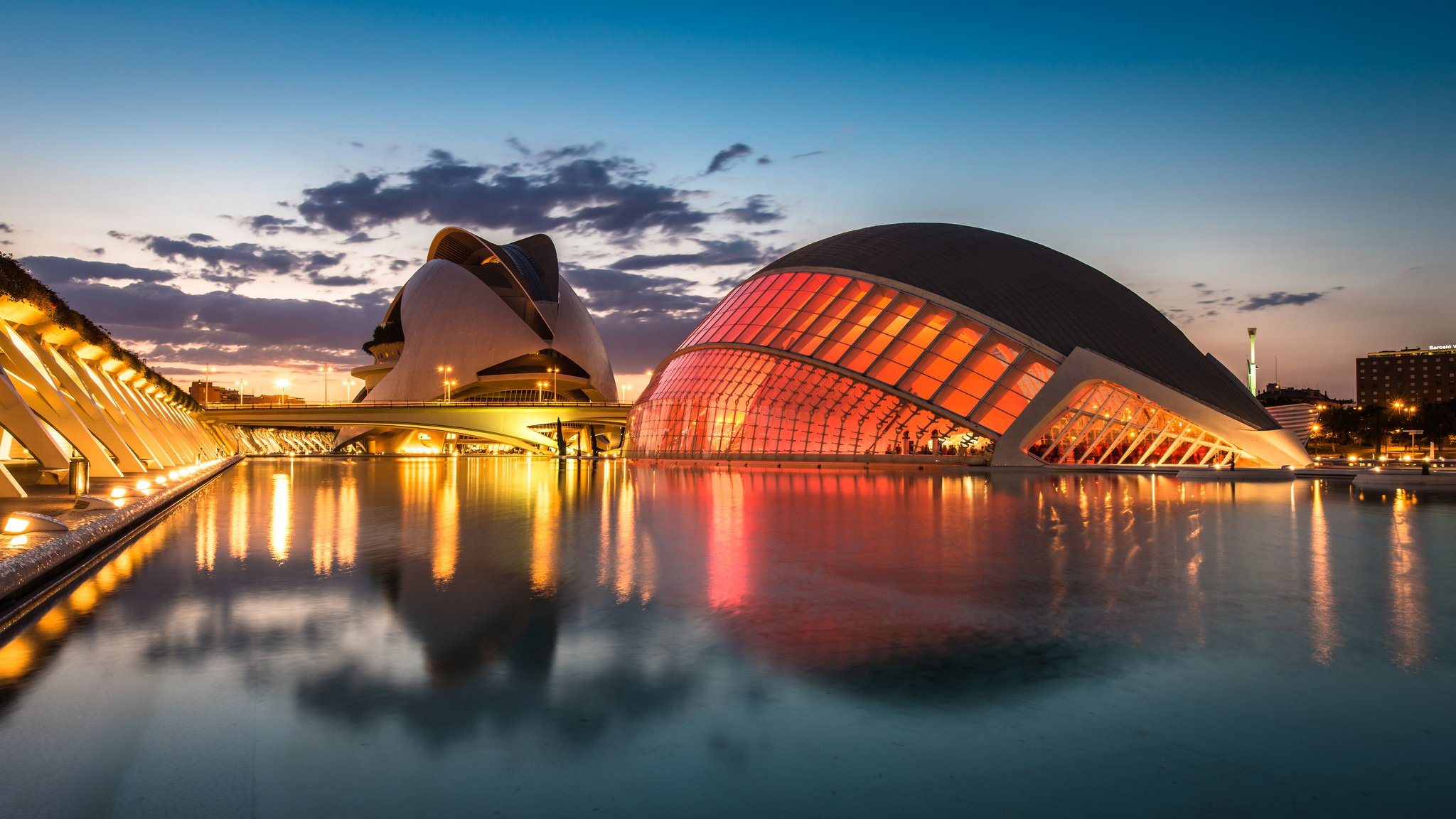 spanien valencia stadt der künste und wissenschaften architektonischer komplex lichter beleuchtung laternen brücke fluss abend sonnenuntergang himmel wolken reflexion