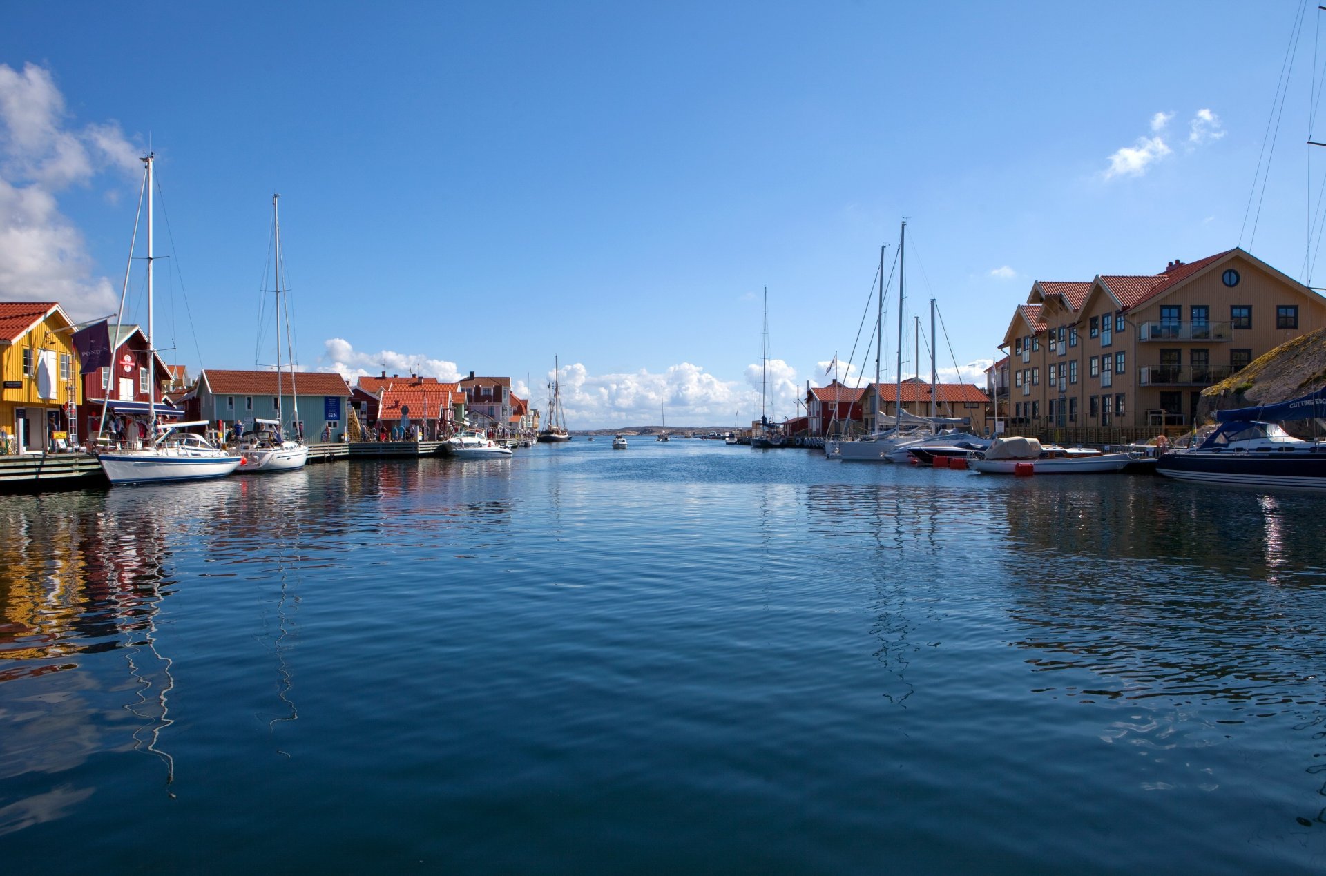 ciudad país naturaleza paisaje agua río cielo nubes casas barcos suecia sotena