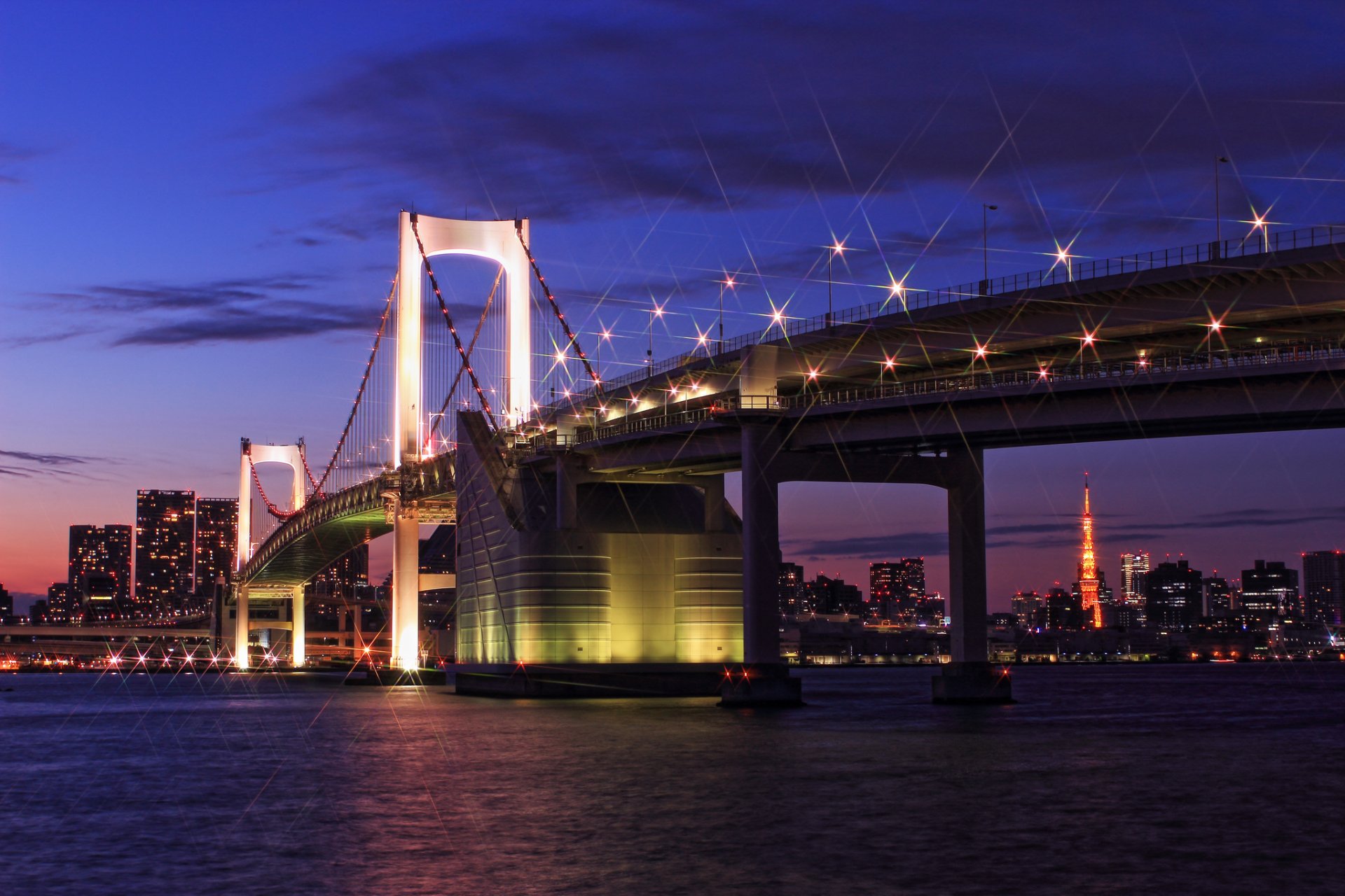 giappone tokyo capitale capitale metropoli ponte luci illuminazione lanterne baia case edifici torre sera tramonto blu viola cielo nuvole