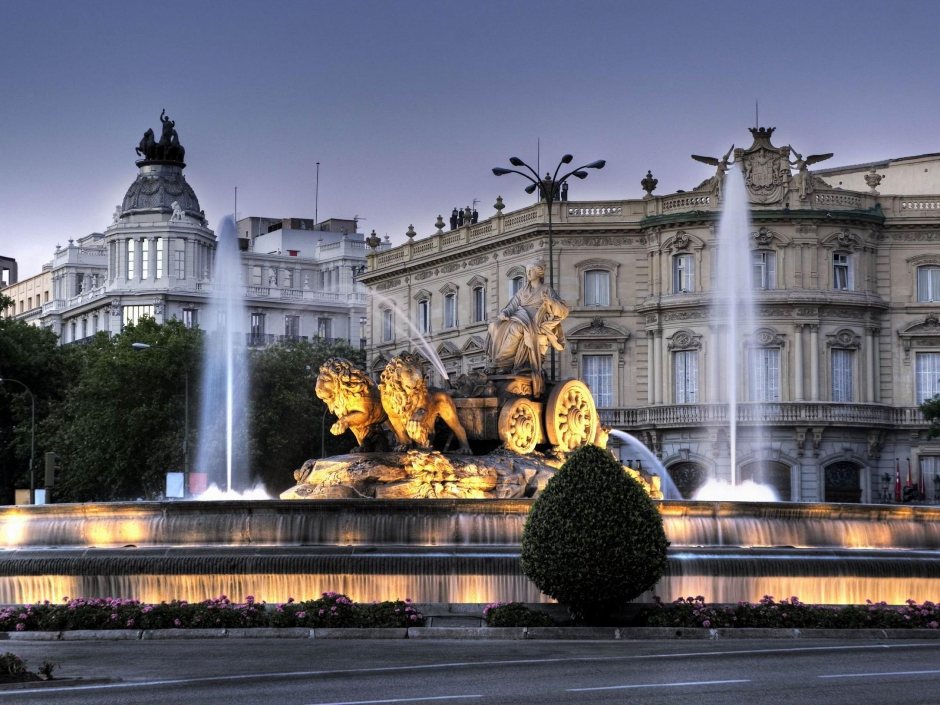 madrid espagne fontaine fontaine de cibeles crépuscule soirée monument déesse de la fertilité de la terre cybèle char lions palais palais linares