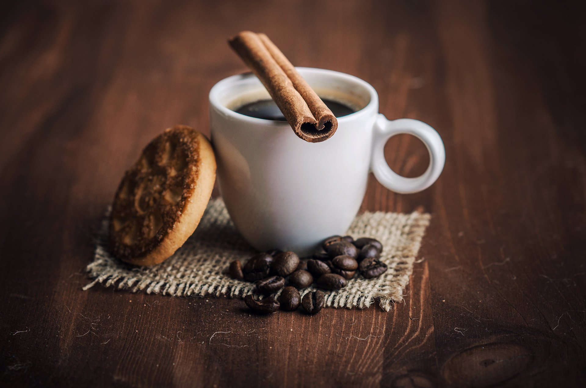 grains de café tasse café boisson cannelle biscuits