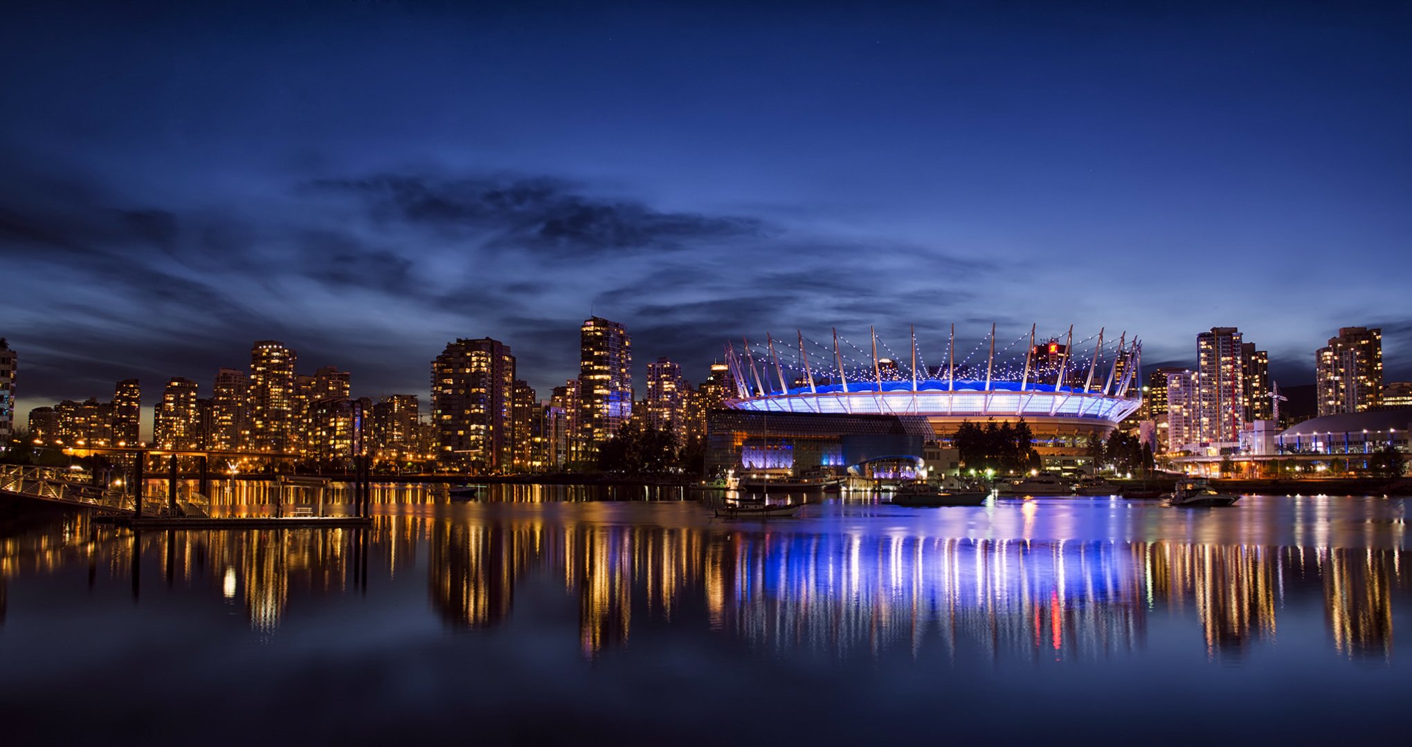 vancouver kanada kolumbia brytyjska miasto noc błękit niebo chmury domy oświetlenie drapacze chmur budynki stadion podświetlenie zatoka odbicie