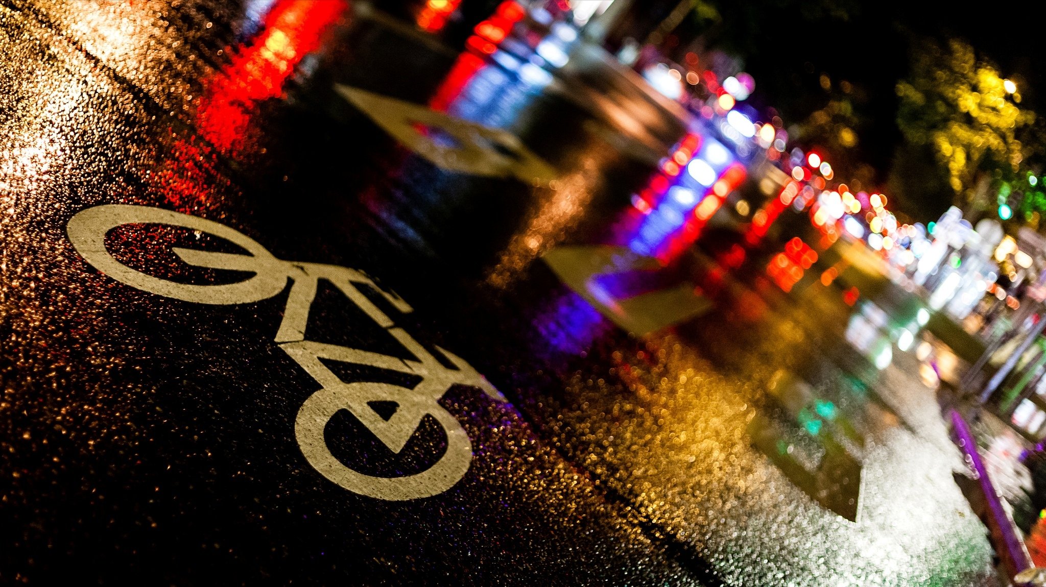 parís isla de francia isla de francia francia ciudad noche carretera calle bulevar acera asfalto mojado lluvia bicicleta señal luces bokeh