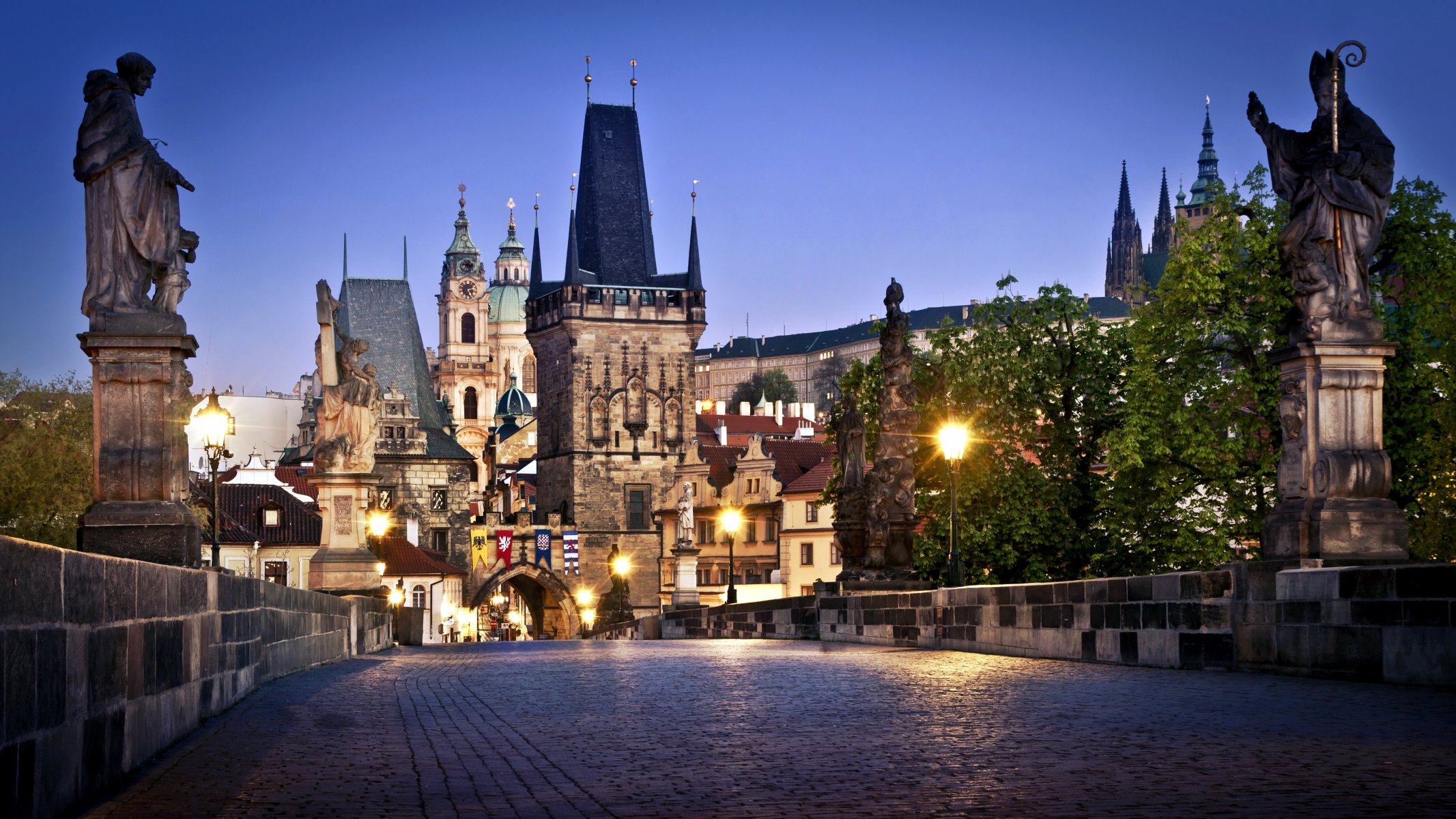 tschechische republik česká republika tschechische republik prag karlův most karlsbrücke stadt gebäude brücke pflastersteine skulpturen abend lichter laternen beleuchtung bäume