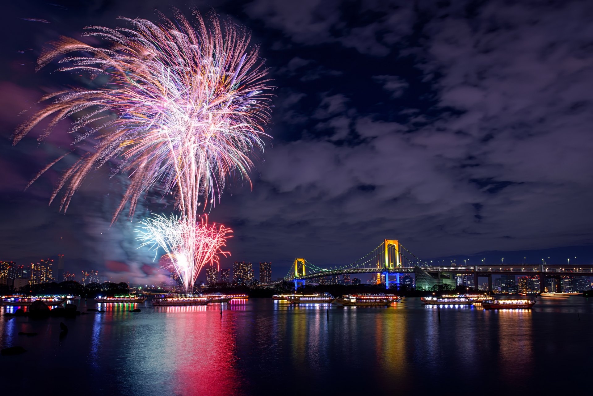 japon tokyo capitale nuit ville de nuit pont rivière lumières salut feux d artifice vacances