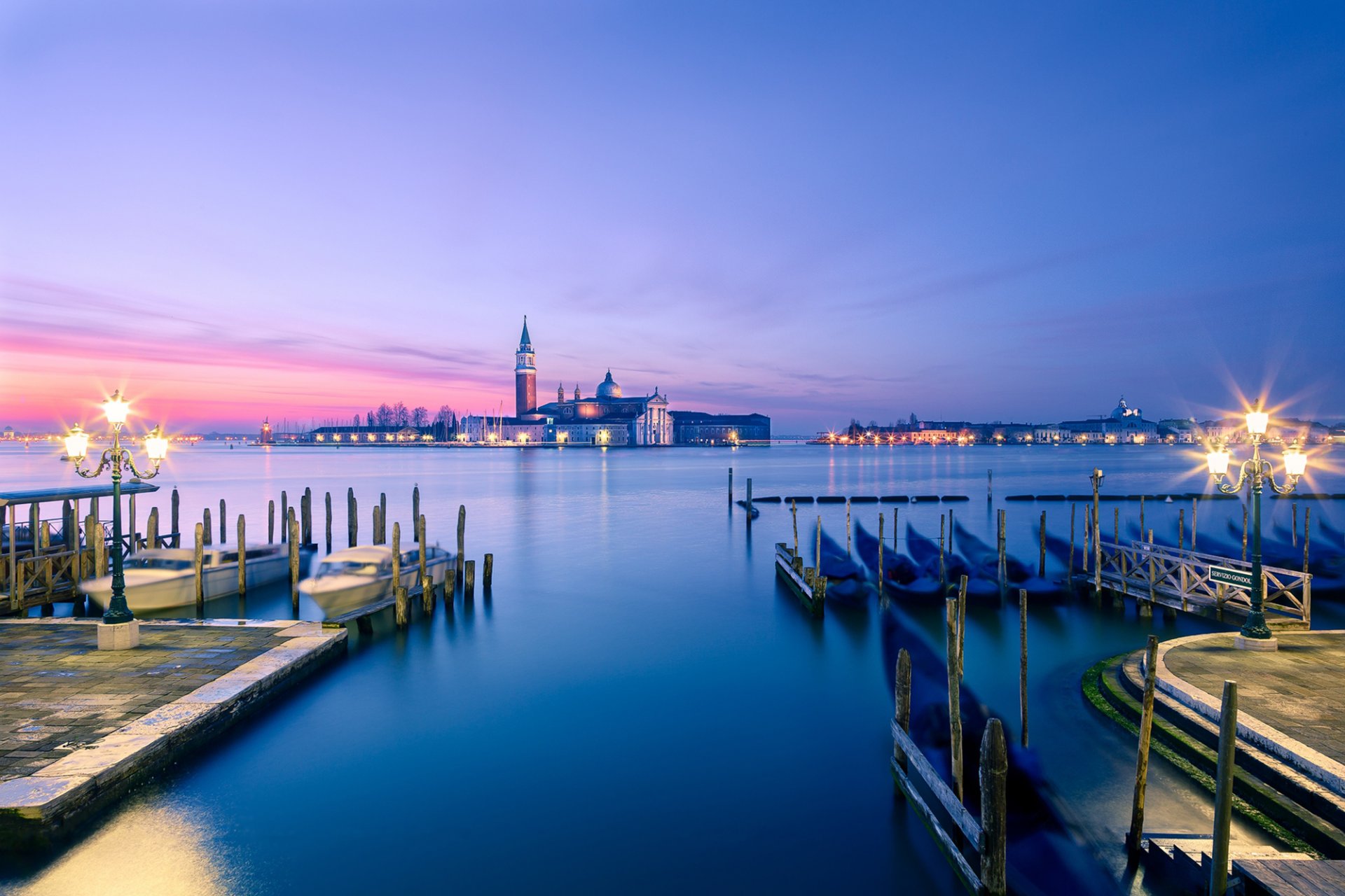 wenecja san giorgio maggiore włochy miasto wyspa molo molo gondole łodzie morze wieczór zachód słońca latarnie światło oświetlenie