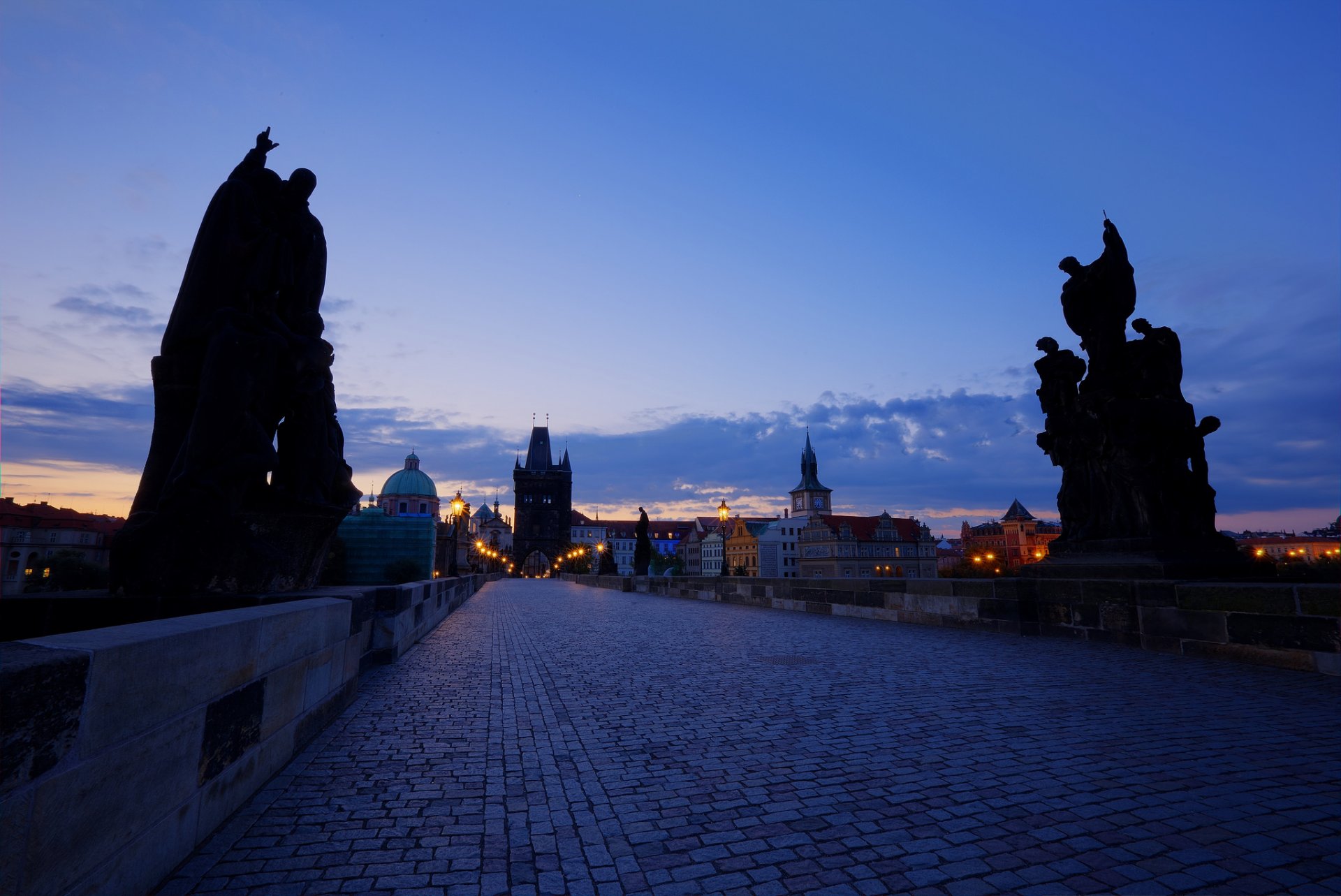 repubblica ceca praga capitale città ponte carlo sera crepuscolo tramonto cielo nuvole blu architettura illuminazione case edifici luci lanterne