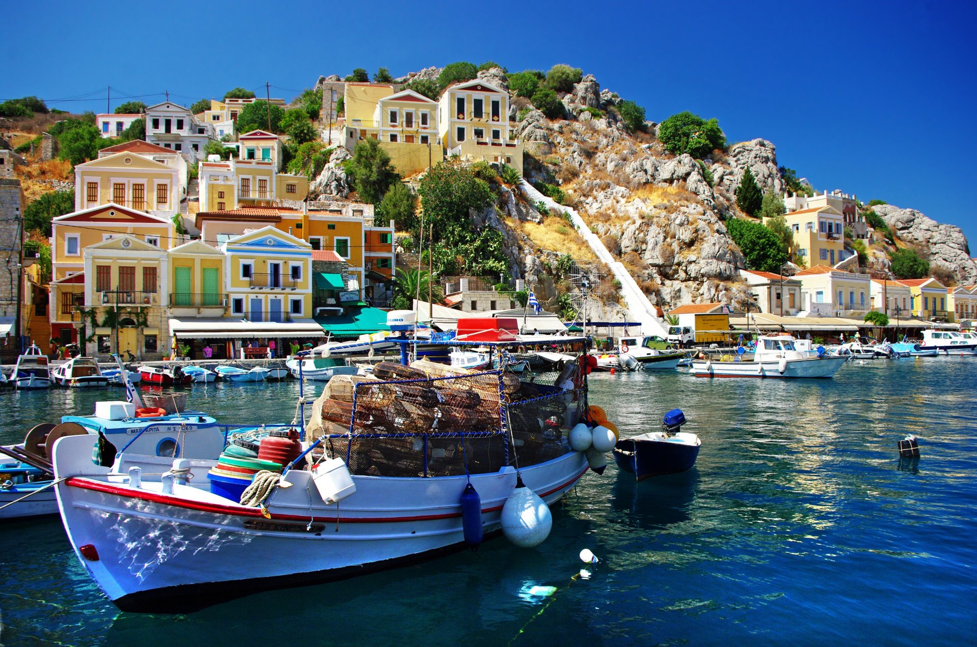 grecia mar barcos carga naturaleza montañas casas