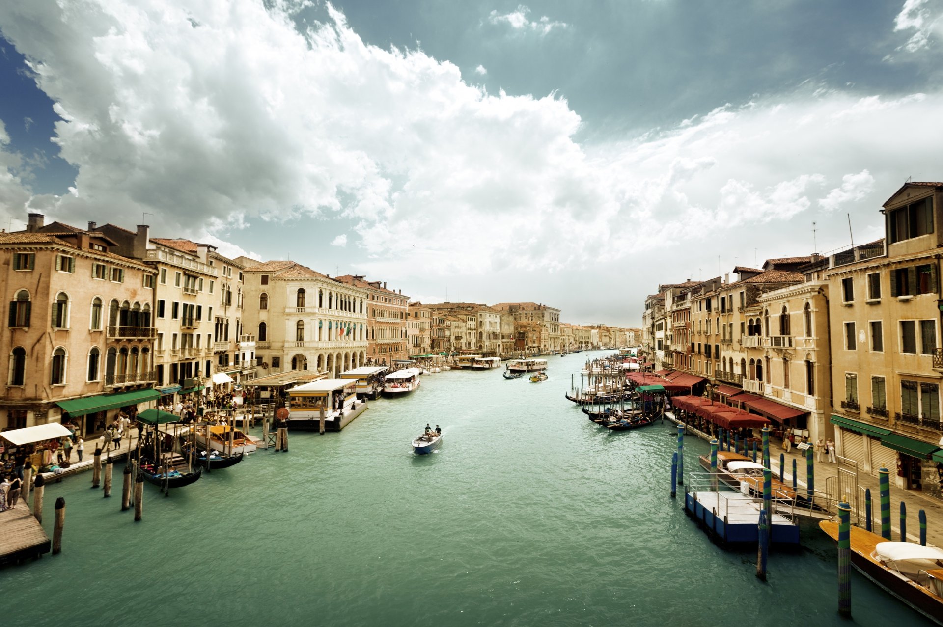 venise italie canal grande grand canal architecture bâtiments eau gondoles bateaux personnes maisons ciel nuageux